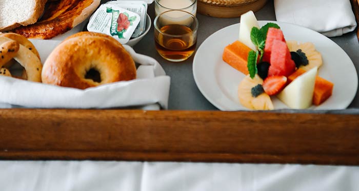 La planificación de un desayuno sorpresa empieza por definir un presupuesto claro y realista.